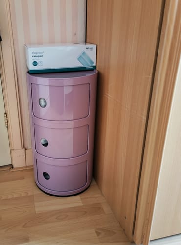 Een klant toont de mauve Kartell Componibili kast met 3 modules in de hoek van een slaapkamer.