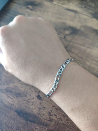 Cliente mostrando su Pulsera Fígaro de 5mm en la muñeca.