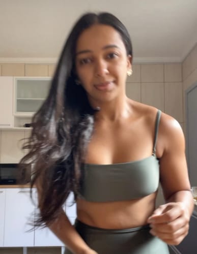 Avaliadora mostrando seus cabelos longos e volumosos após usar o suplemento Happy Hair.