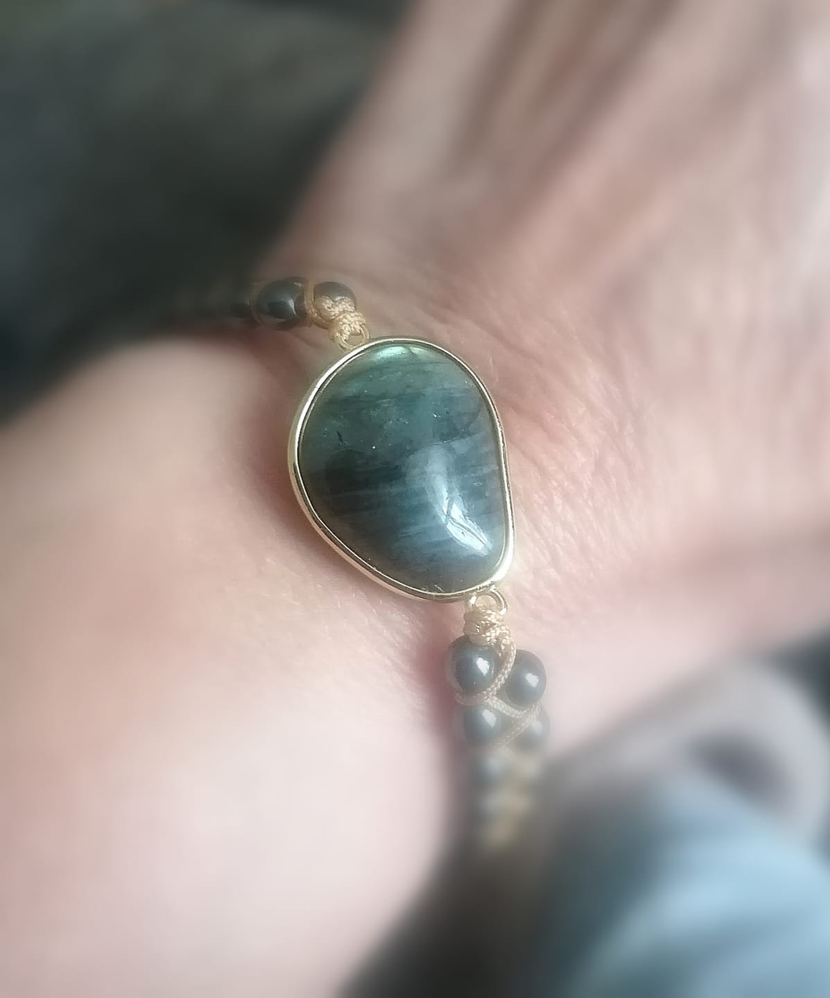 Customer photo review of Bracelet "Oeil Céleste" en Labradorite & Hématite