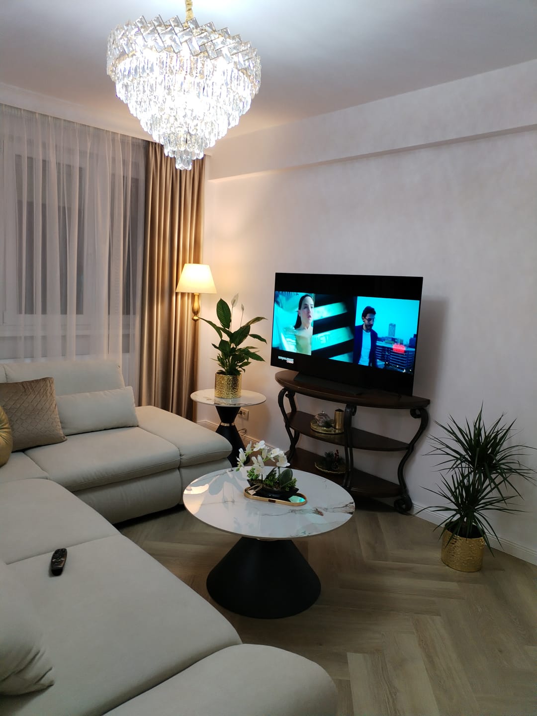 Customer photo review of Masuta cafea GORETTI, alb cu efect de marmura/negru/auriu, otel, 80x80x42 cm