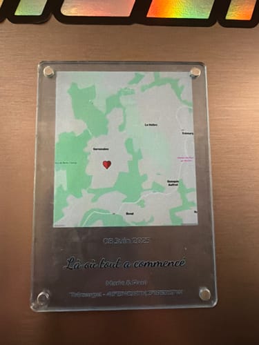 Kundenfoto des personalisierten „Notre événement“-Magneten mit einer Karte und individuellem Text.