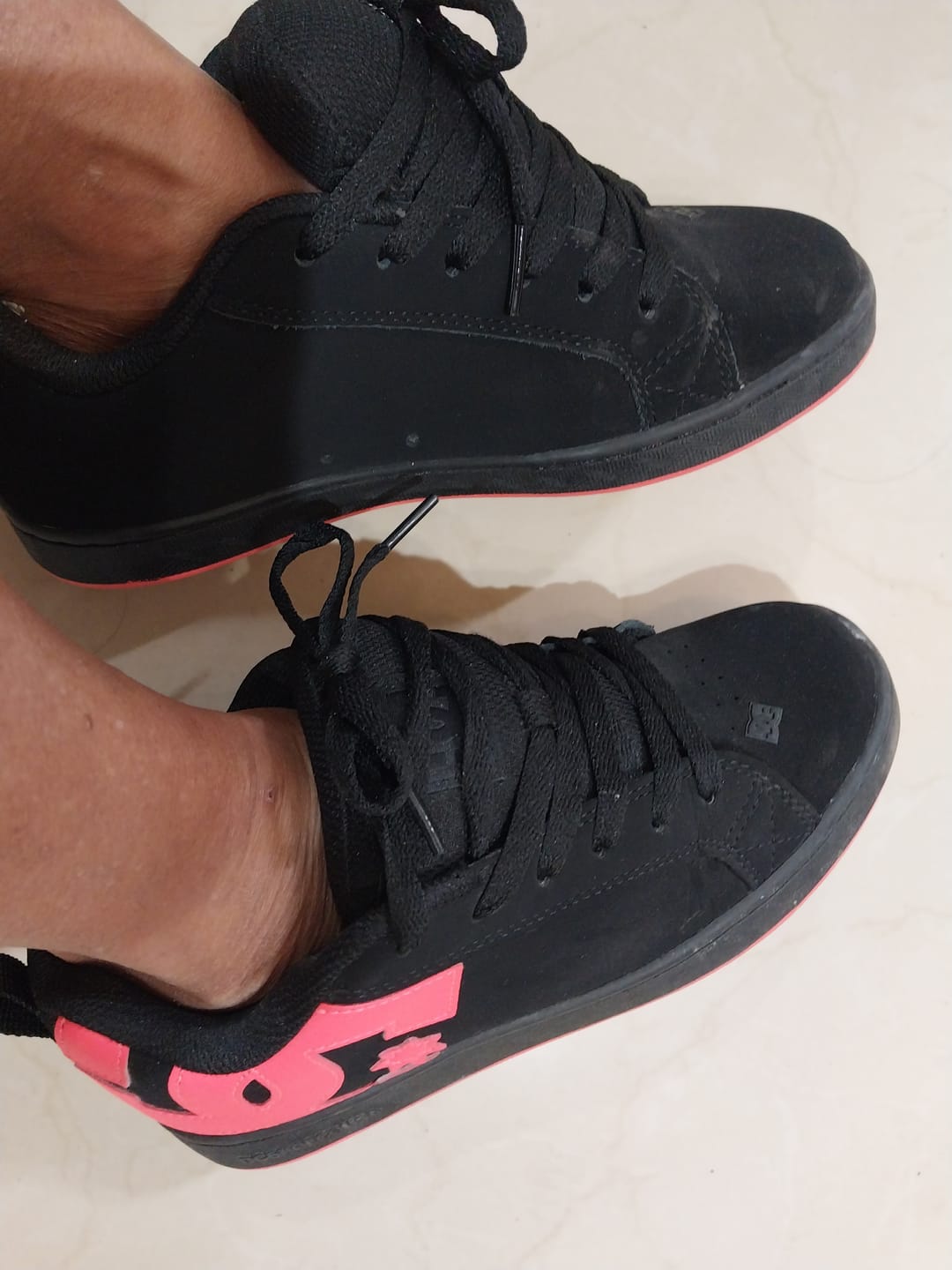 Customer photo review of Zapatillas DC Mujer Court Graffik Negro Fucsia