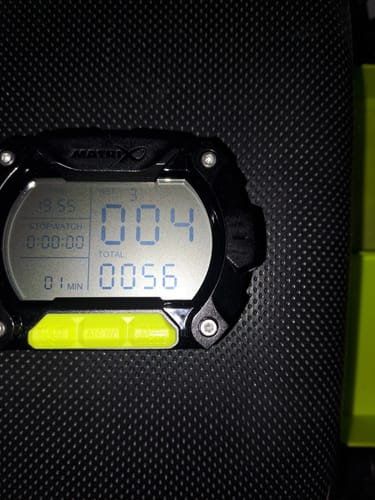 Recensent toont een close-up van het scherm van de DIGITAL CLICKER PRO met een telling van 4 en een totaal van 56.