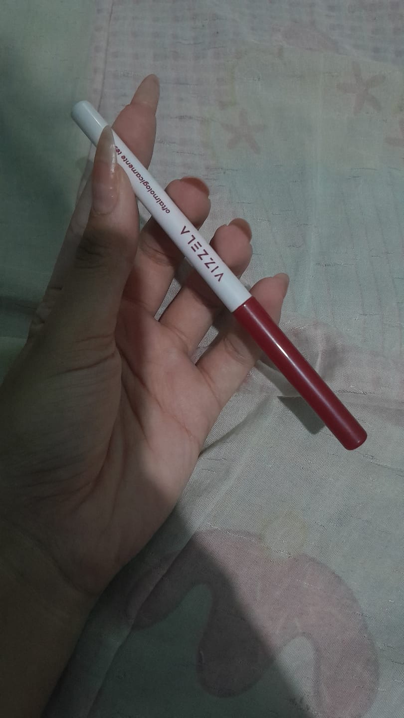 Customer photo review of Lapiseira para Olhos Bordô - Cherry - Vizzela