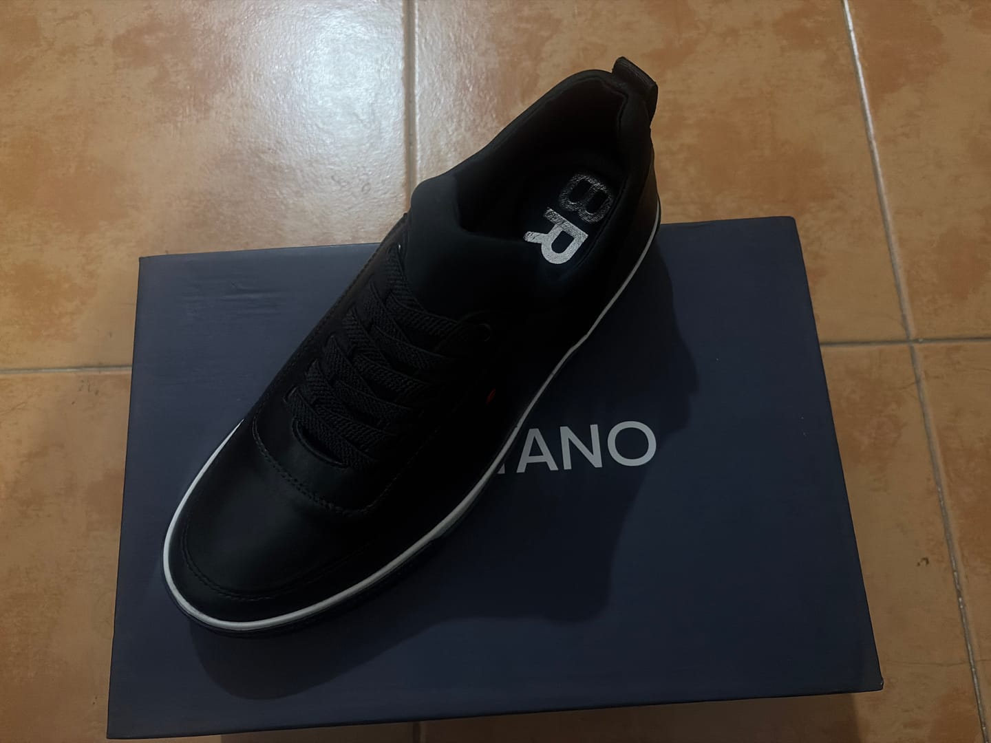 Customer photo review of SNEAKER CASUAL AGUJETA ELÁSTICA PIEL NEGRO