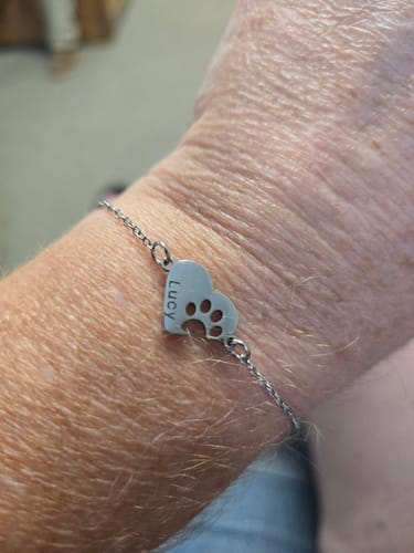 Customer photo review of Gepersonaliseerde poot & hart naamarmband