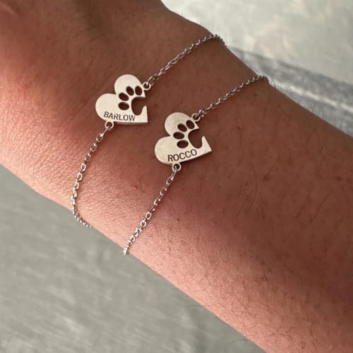 Customer photo review of Gepersonaliseerde poot & hart naamarmband