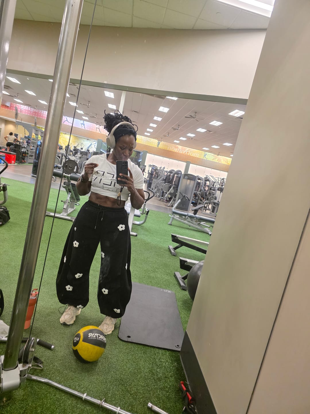 Customer photo review of Aelfric Eden Floral Embroidery Baggy Barrel Sweatpants