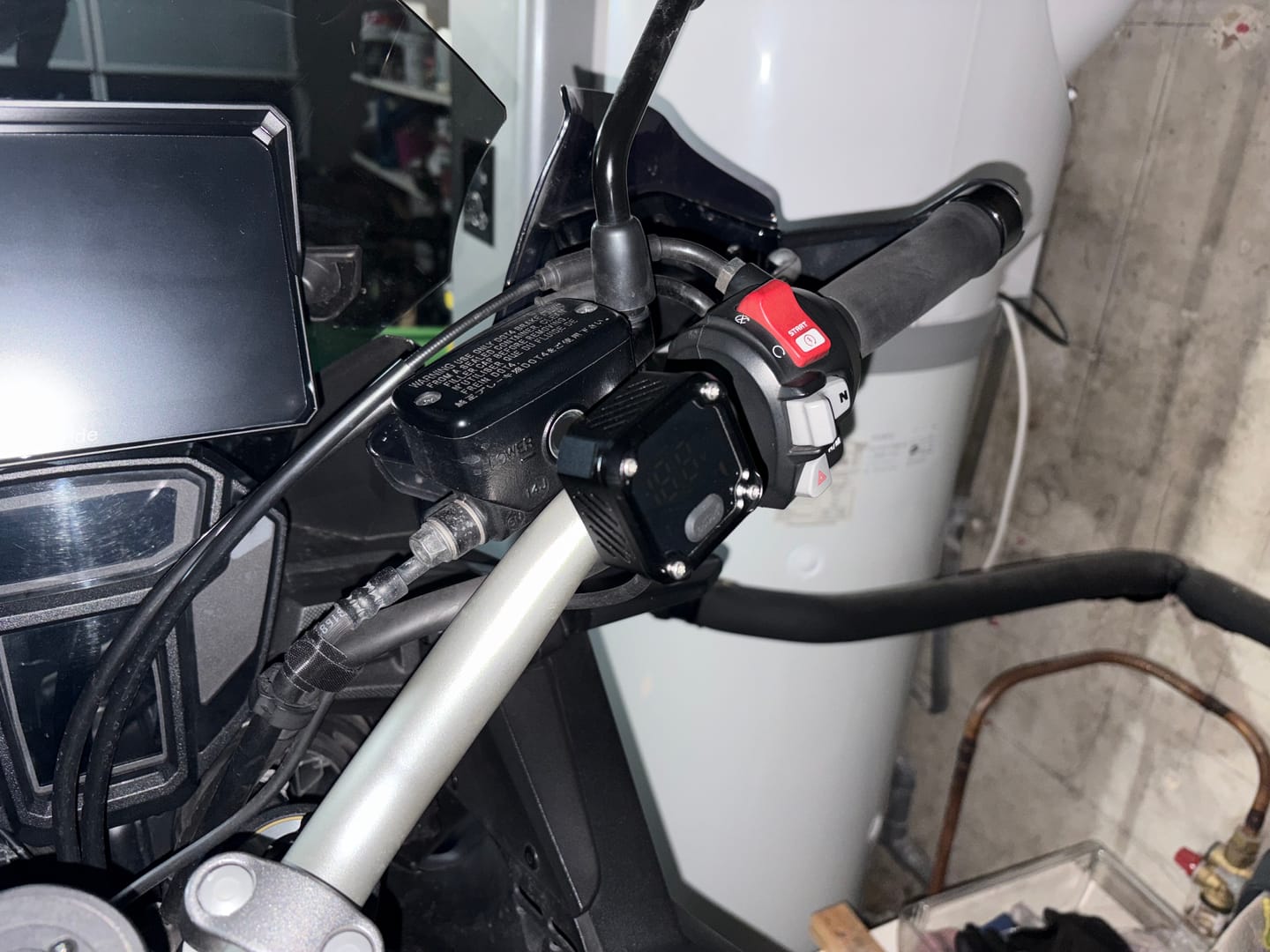 Customer photo review of C36 Motorcycle Bi-Directional Battery Charger – 100W PD Fast Charge, Real-Time Voltage Display, IP67 Waterproof, Lead-Acid Repair, Mirror/Adhesive Mount