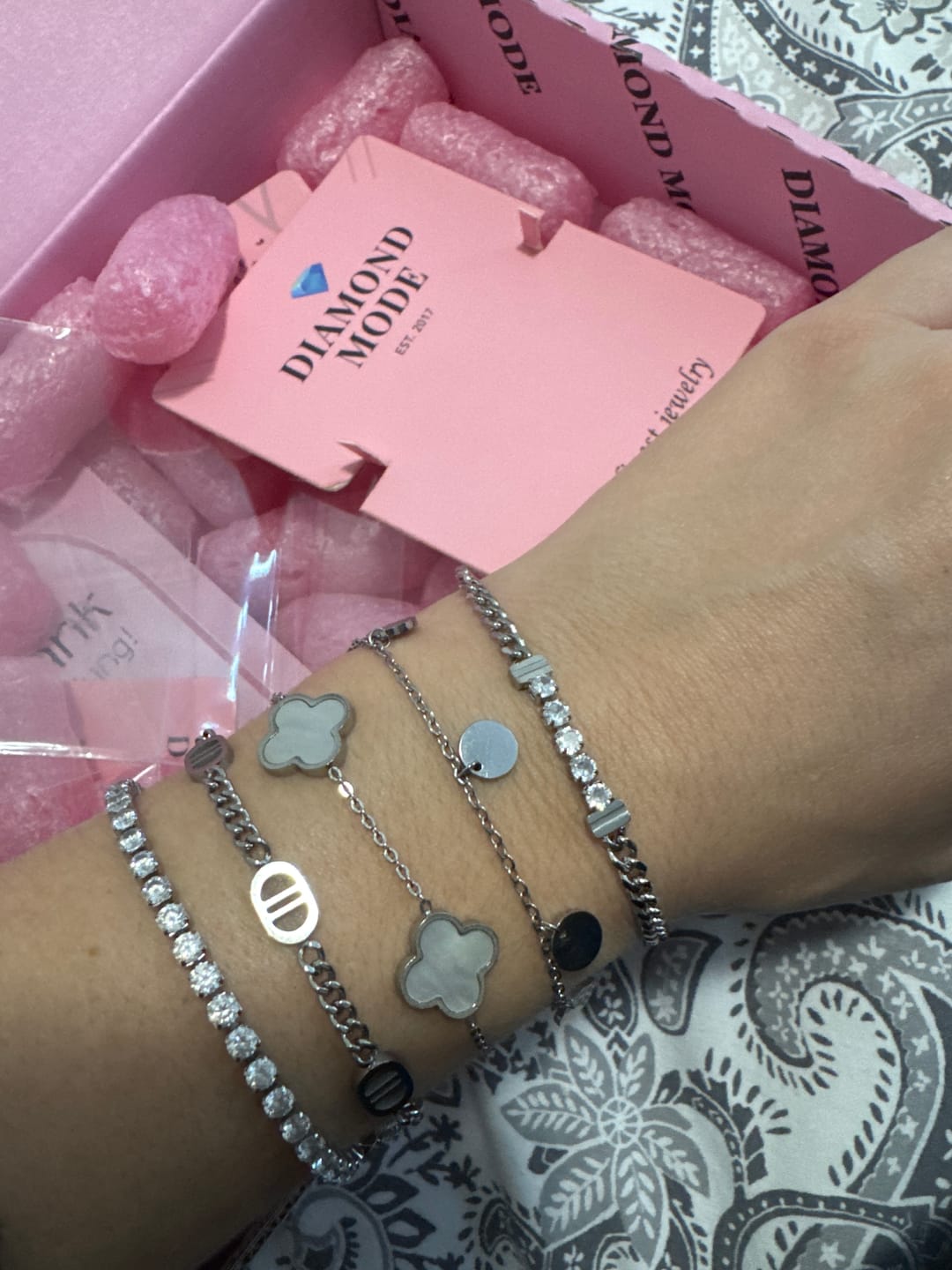 Customer photo review of 5 Stone Armband | 18K vergoldet