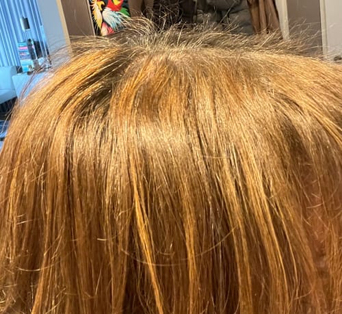 Nahaufnahme des Haars einer Kundin nach der Anwendung des Haarseife-Sets von Loona.