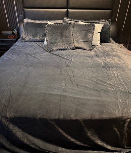 Customer photo review of Amorgos Fine Velvet Bedding Set