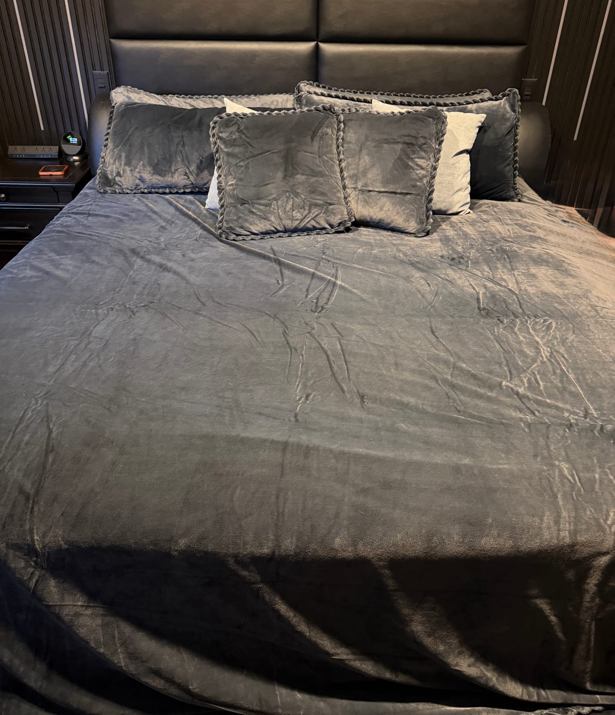 Customer photo review of Amorgos Fine Velvet Bedding Set