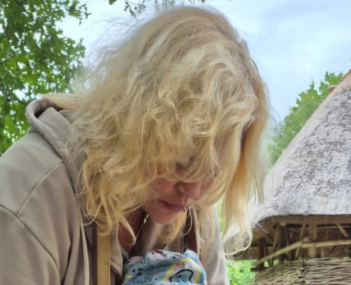 Rezensentin mit trockenem, krausem Haar vor der Anwendung der Apple-Wonder Haarseife.