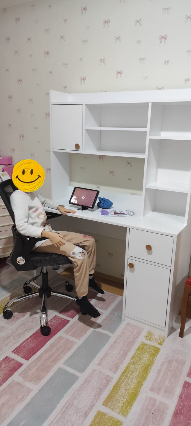 Customer photo review of Rani HA128 Kitaplıklı Raflı 2 Kapaklı 1 Çekmeceli Çalışma Ofis Bilgisayar Masası Beyaz