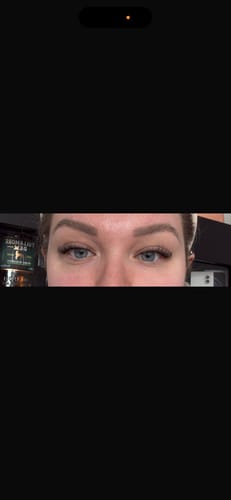 Nahaufnahme der Augen einer Rezensentin, die die natürlichen Wimpern aus dem THE CLOUD STARTER KIT trägt.
