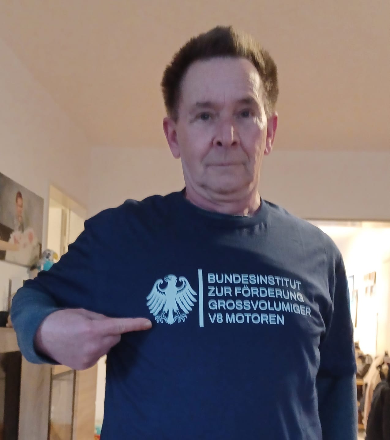 Customer photo review of Bundesinstitut V8 T-Shirt