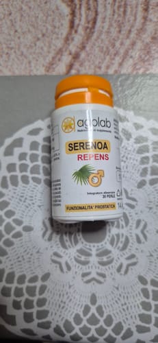 Un cliente mostra il flacone dell'integratore Serenoa Repens su un centrino bianco.