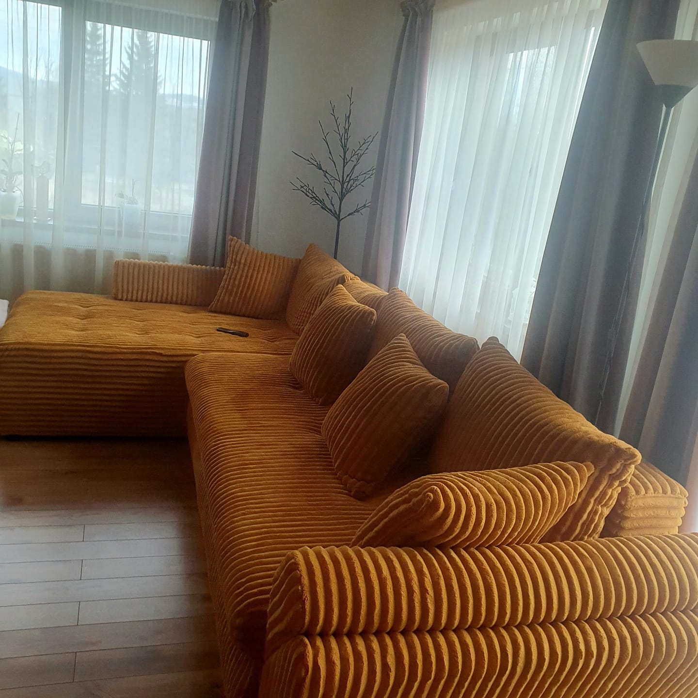 Customer photo review of Colțar extensibil dumonde cu ladă de depozitare si sezut confortabil din spuma HR, Loana XL Ambience Mustar 335x185 cm