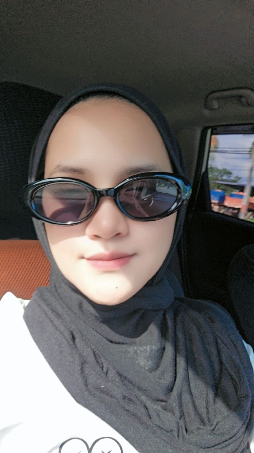 Customer photo review of Juno Oval Framed Sunglasses