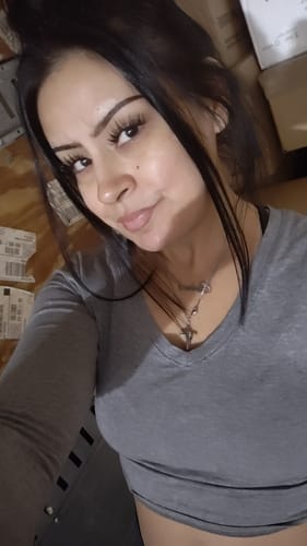 Reviewer selfie showing the simple, elegant look of their Manga lashes.