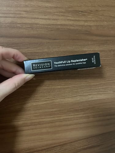 レビュアーが手に持っている「REVISION ユースフルリップ」の黒い箱。
