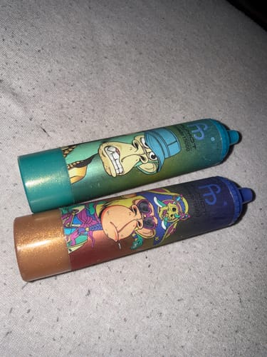 Kunde zeigt zwei RANDM TORNADO 15000 Geräte mit unterschiedlichen, bunten Comic-Designs.