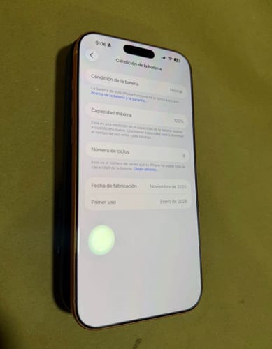 El cliente muestra la pantalla de su IPHONE 17 PRO MAX con un 100% de capacidad de batería.