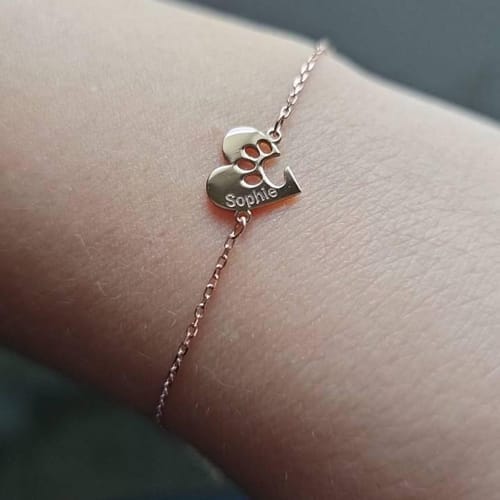 Customer photo review of Gepersonaliseerde poot & hart naamarmband