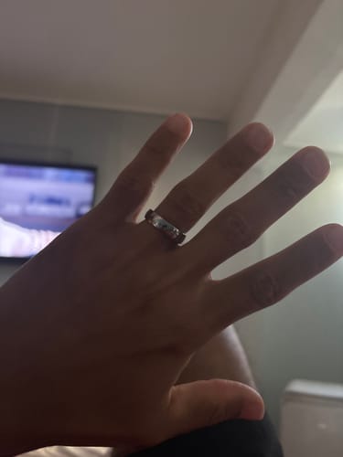 Un cliente muestra el Anillo Minimal en su mano, que parece quedarle un poco justo.