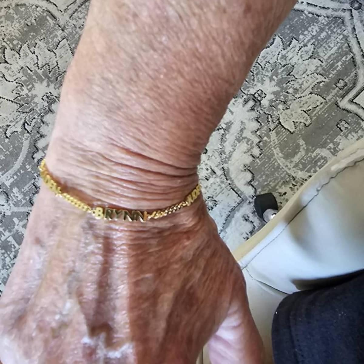 Customer photo review of Személyre szabott név karkötő