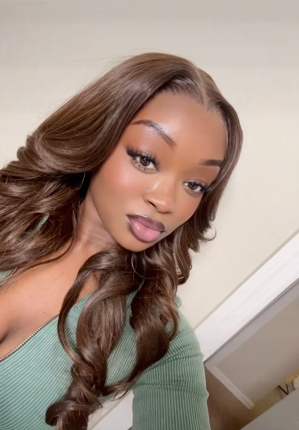 Customer photo review of Outre Perfect Hairline True Frontal Glueless Hand-Tied 13x6 HD Lace Front Wig - PEAK 701 - Pre-Shaped