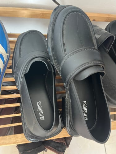 תמונת משתמש של מוקסיני Spencer השחורים על מדף נעליים.