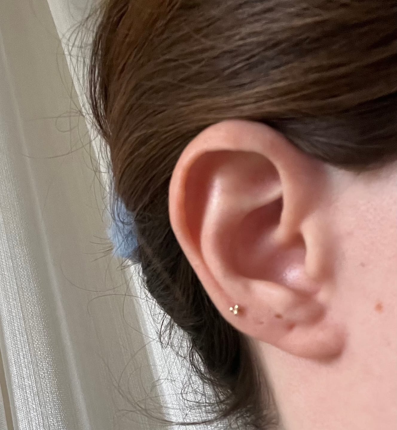 Customer photo review of Gusto 3 Top Minimal Altın Tragus Piercing