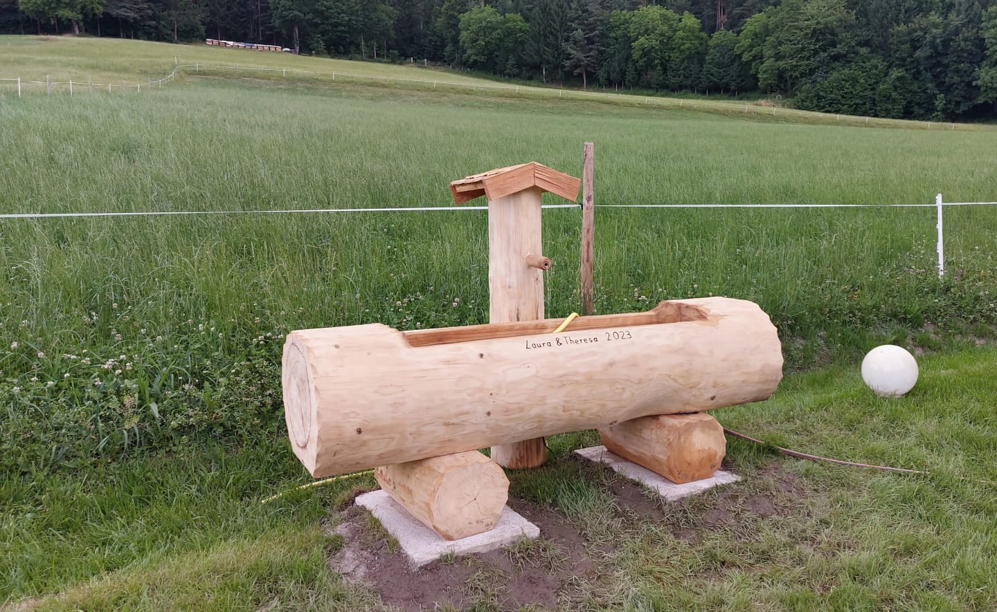 Customer photo review of Holzbrunnen ,,Schliersberg" Brunnentrog Ränder abgeflacht aus Tannenholz