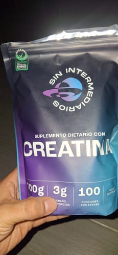Cliente sosteniendo en su mano el empaque del suplemento Creatina Monohidrato.