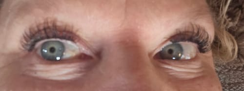 Close-up of a reviewer's eyes showing a full, wispy cat-eye look using LuxeBold lash extensions.
