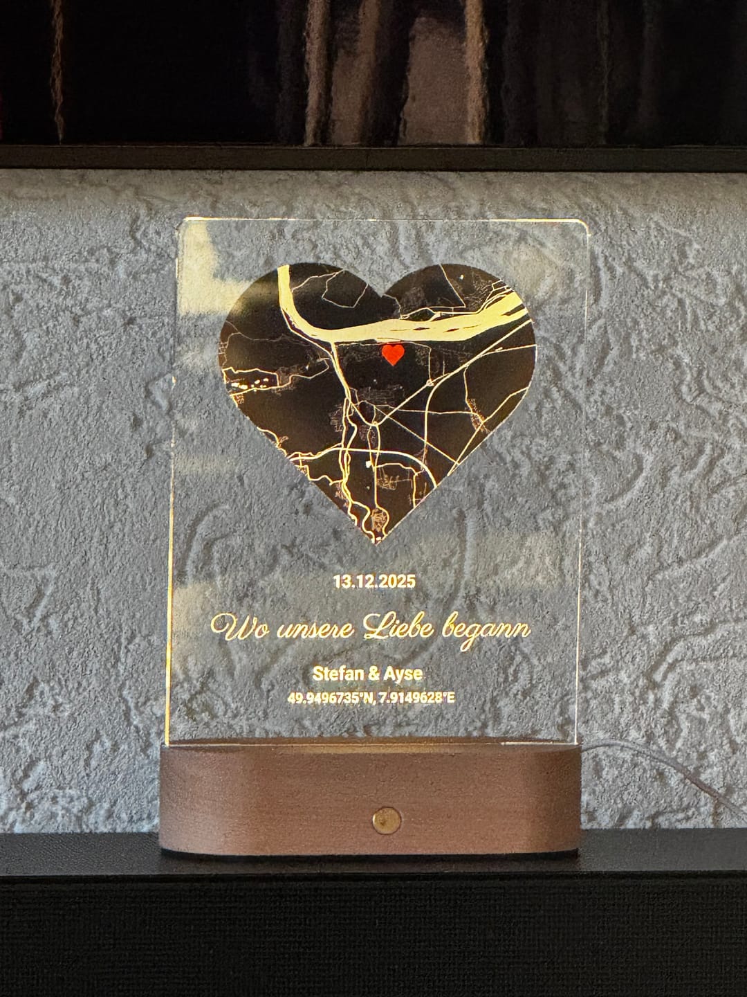 Customer photo review of Wo alles begann - Personalisiertes Nachtlicht mit LED-Holzfuß (14x20)