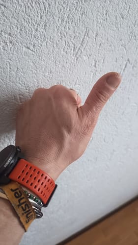 Recensore mostra il pollice in su in segno di approvazione.