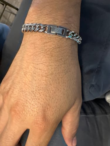 Un cliente muestra la Pulsera Cuban de 8mm plateada en su muñeca.
