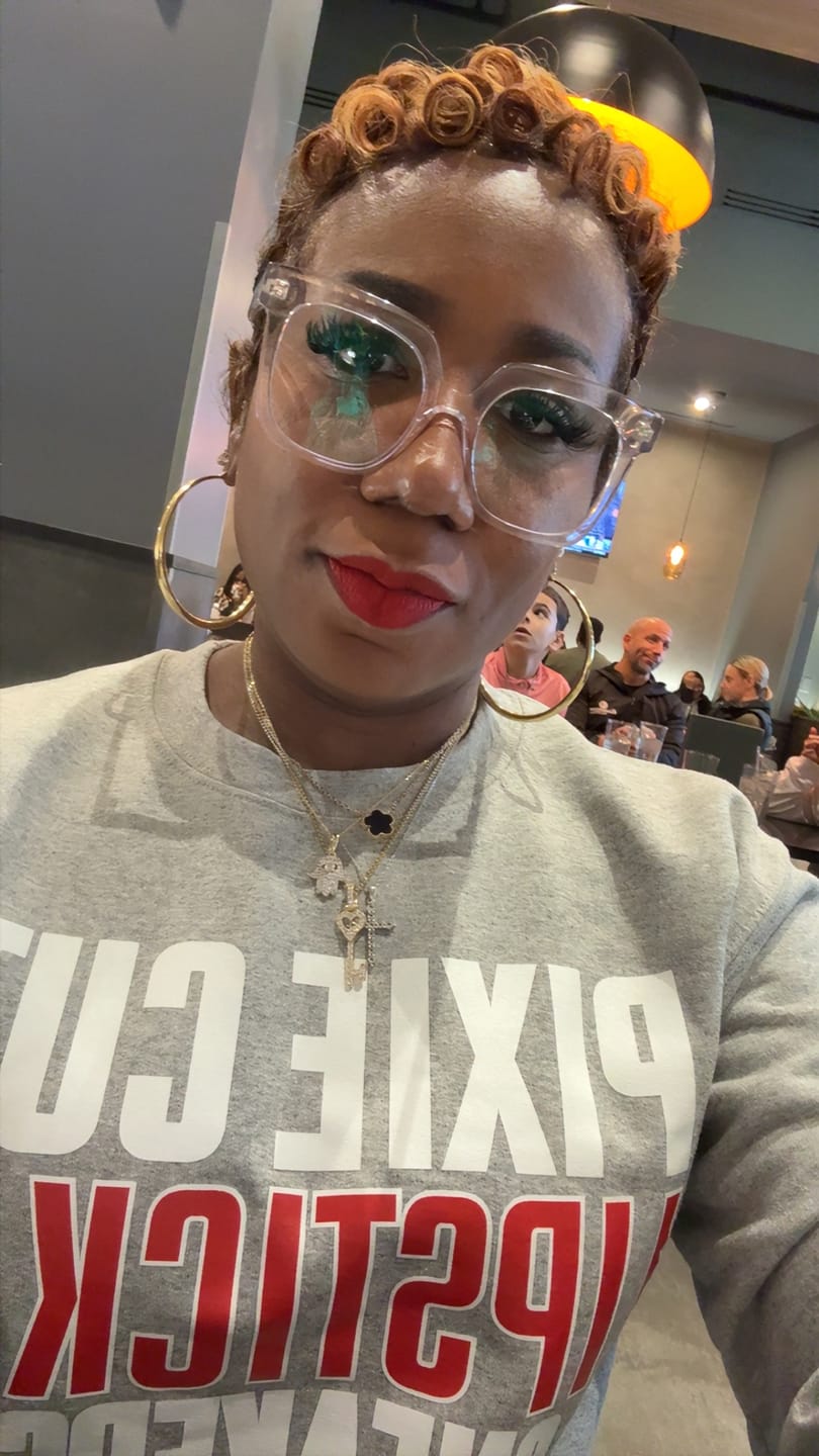 Customer photo review of Pixie Cut, Lipsitck, & Sneakers (gray)