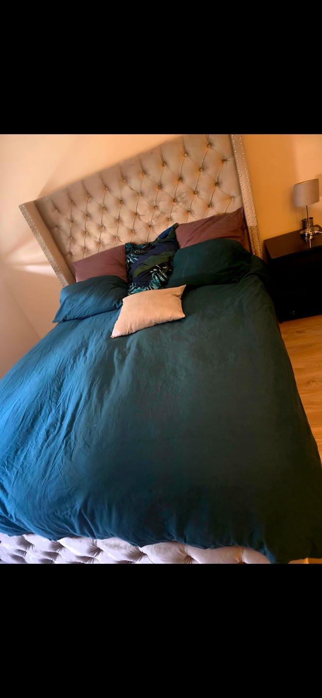 Customer photo review of Lit capitonné design velours avec grande tête de lit - ELARA