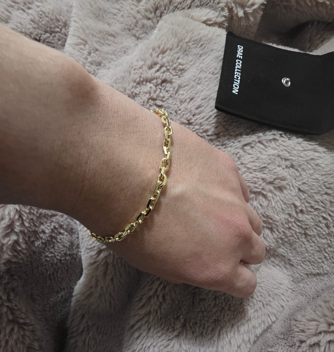 Customer photo review of Squoval Chain Bracelet