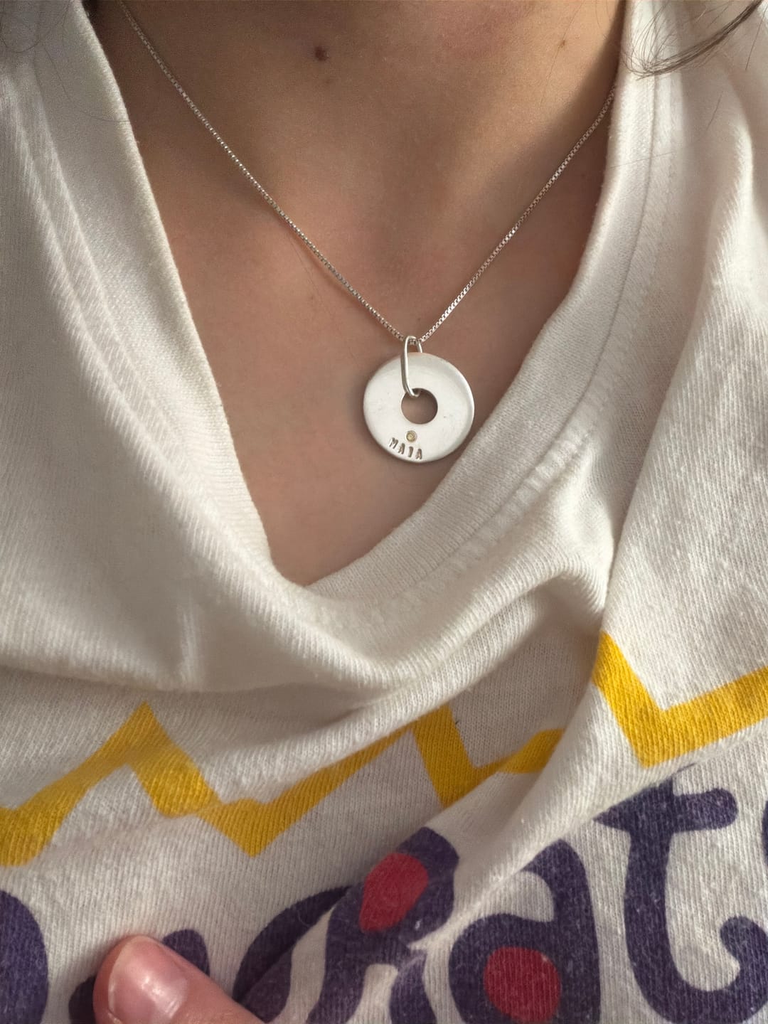 Customer photo review of Medalla De Plata Con Colgante Personalizable y Circón - Leonor
