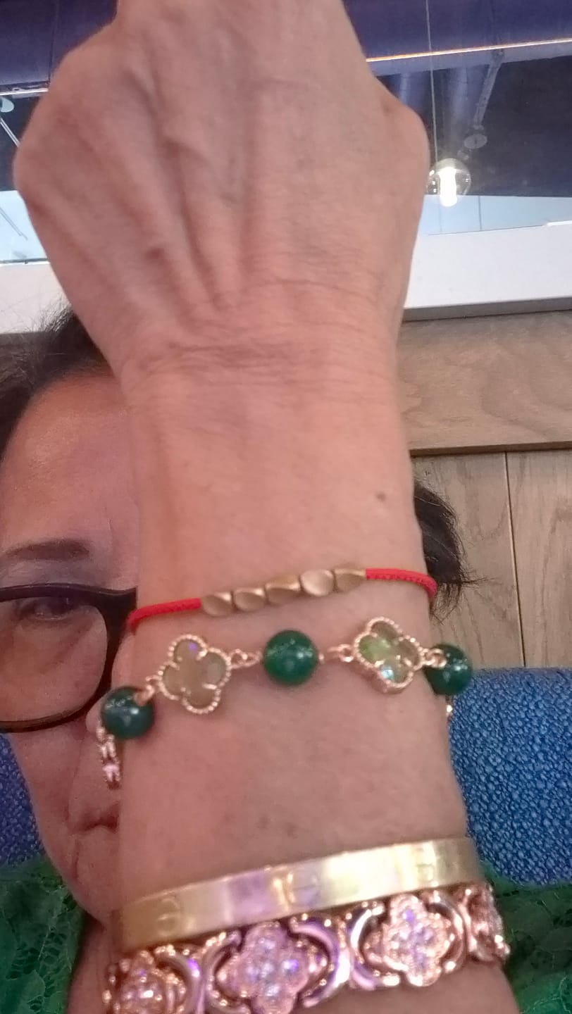 Customer photo review of Green Agate Bracelet for Women – Natural Gemstone Four-Leaf Clover Design, Adjustable Gold Chain Lucky Jewelry Gift
