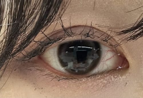 レビューアーがドリップブラウンを着用した目元の写真。暗い瞳に馴染む、ほんのりグレーがかった発色です。