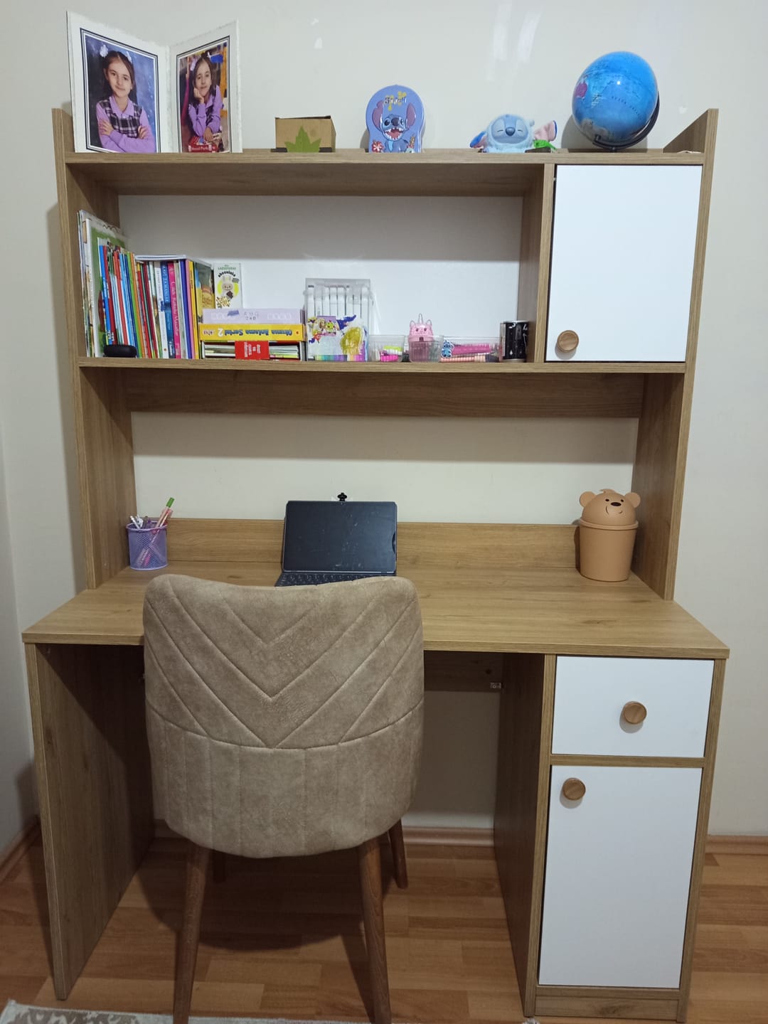 Customer photo review of Rani HA127 Kitaplıklı Raflı 2 Kapaklı 1 Çekmeceli Çalışma Ofis Bilgisayar Masası Sepet Ceviz - Beyaz