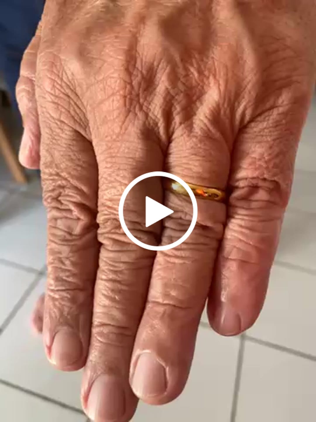 Customer video review of Aliança Anatômica Banhado em Ouro 18K