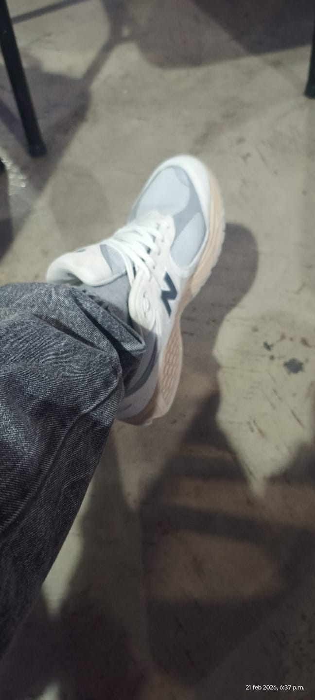 Customer photo review of Zapatillas New Balance 2002R Beige Gris